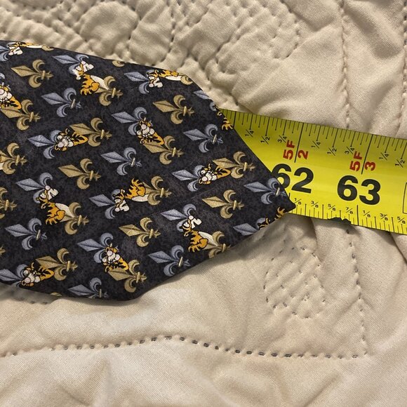 The Disney Store - Tigger - Fleur De Lis Design Men's 100% Silk Neck Tie 3.75x62 - Picture 8 of 9